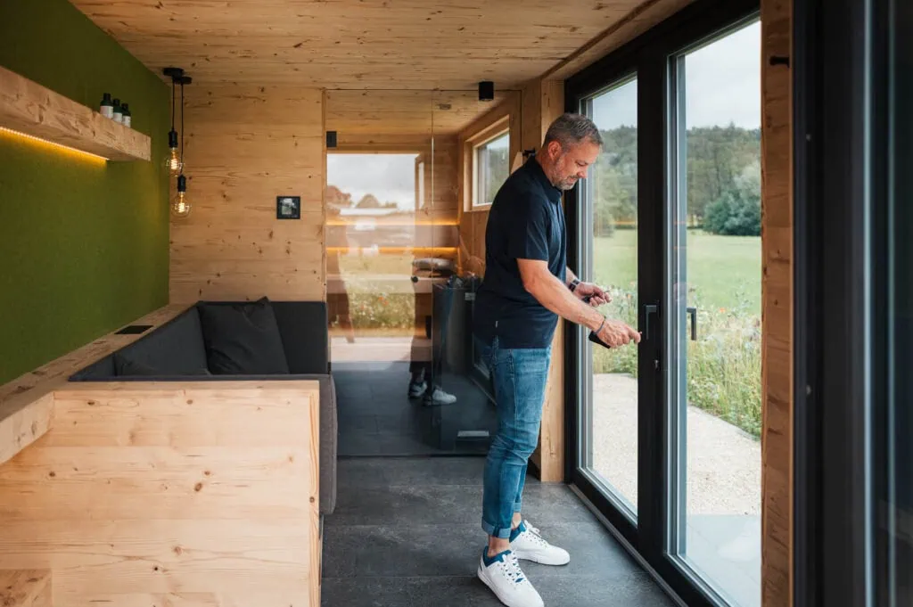 Martin Trinkerl im Inneren der neuen Außensauna als Gartensauna