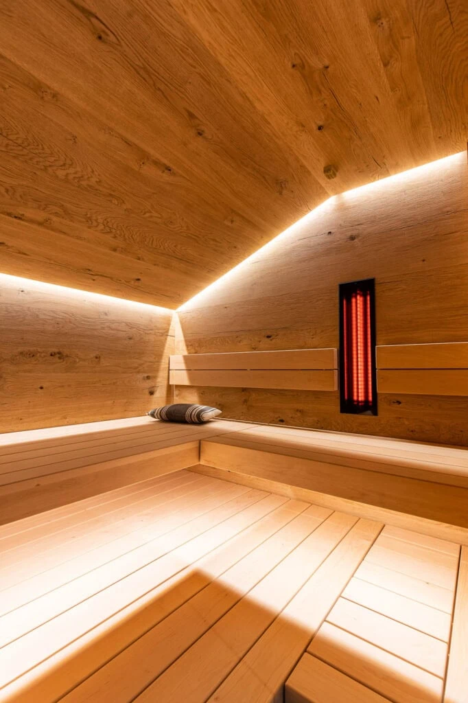 Sauna aus Holz in einem Badezimmer mit begrenzten Platzverhältnissen und mit Dachschräge