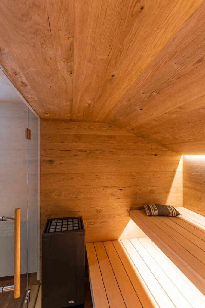 Sauna aus Holz in einem Badezimmer mit begrenzten Platzverhältnissen und mit Dachschräge