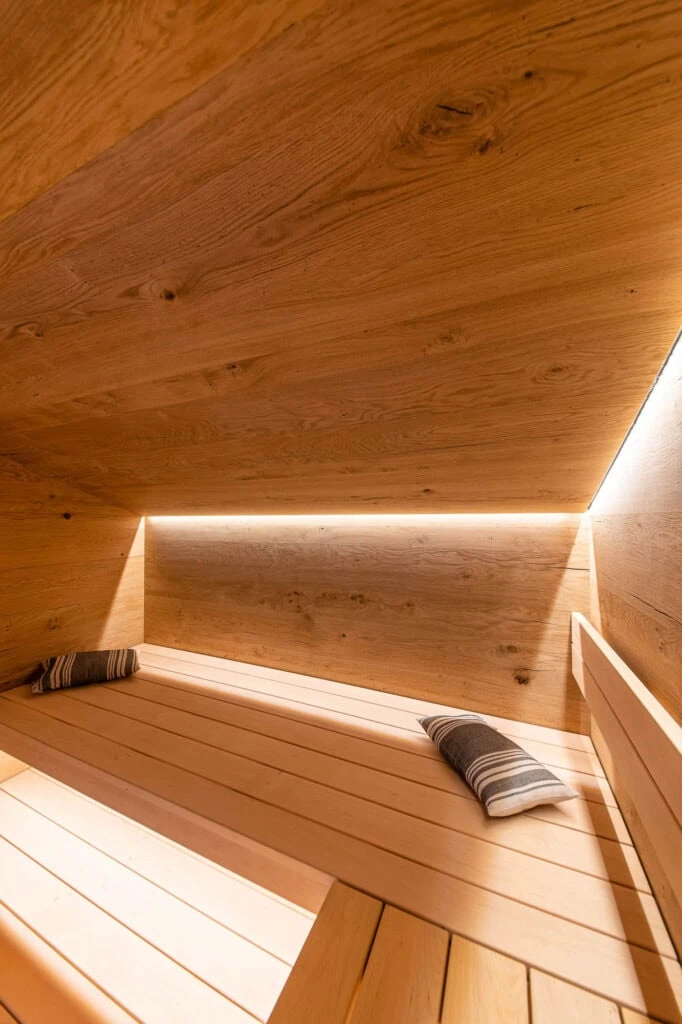 Sauna aus Holz in einem Badezimmer mit begrenzten Platzverhältnissen und mit Dachschräge