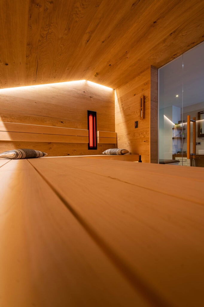 Sauna aus Holz in einem Badezimmer mit begrenzten Platzverhältnissen und mit Dachschräge