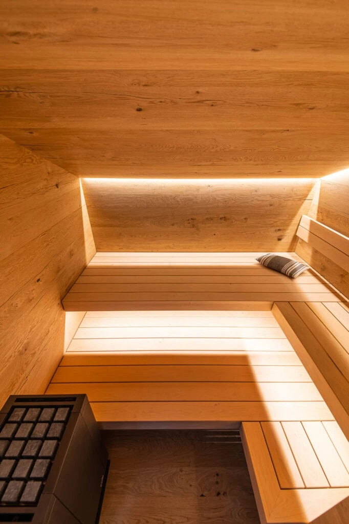 Sauna aus Holz in einem Badezimmer mit begrenzten Platzverhältnissen und mit Dachschräge