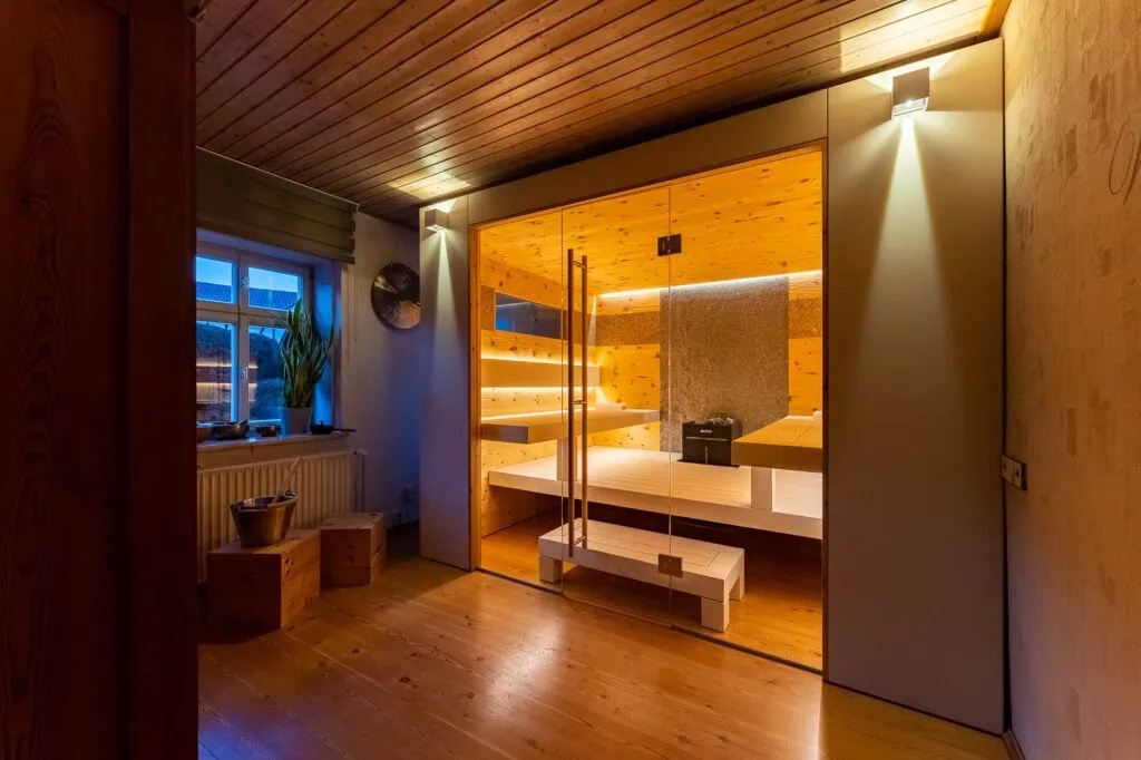 sauna mit glasfront und liegeeinrichtung