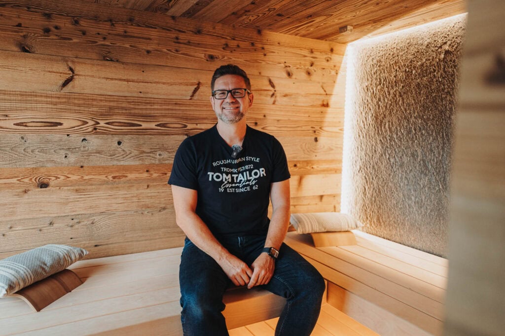 Kunde von Sauna und mehr aus Nürnberg in seinem neuen Saunahaus aus Altholz