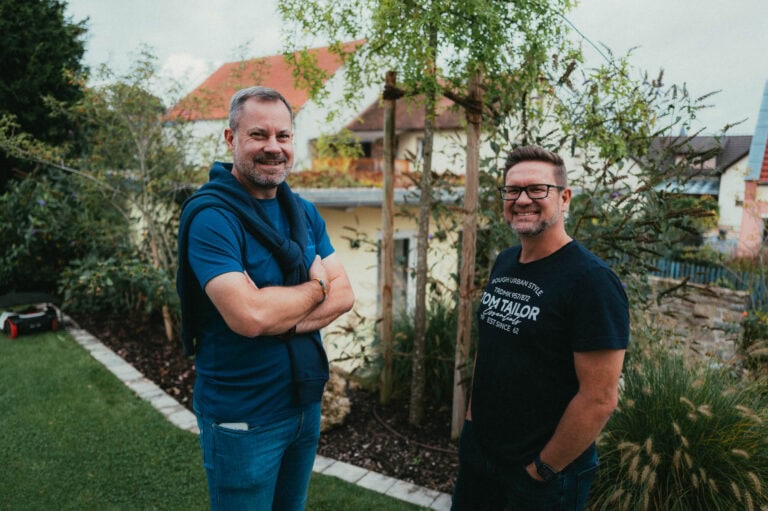 Martin Trinkerl und ein Kunde bei der Besichtigung der eingebauten maßgefertigten Sauna in der Nähe von Nürnberg.