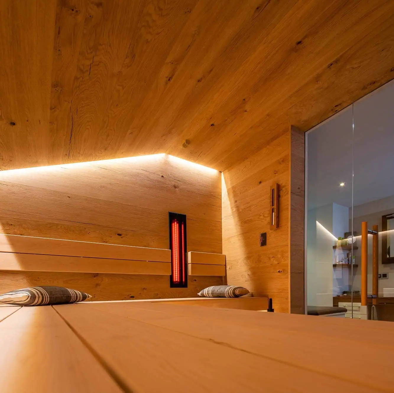 Sauna aus Holz in einem Badezimmer mit begrenzten Platzverhältnissen und mit Dachschräge